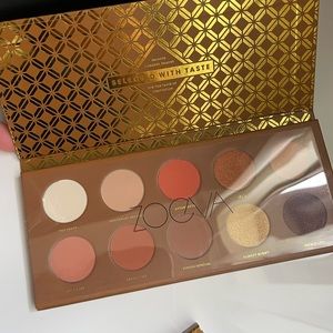 Zoeva Caramel Melange 
Eyeshadow Pallette